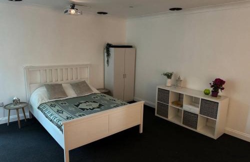 Herongate Apartment | Spacious private cinema guest house