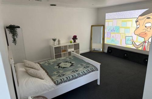 Herongate Apartment | Spacious private cinema guest house