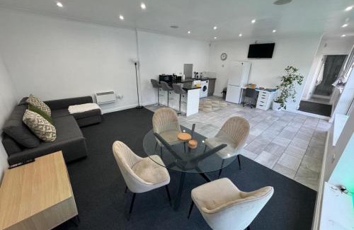 Herongate Apartment | Spacious private cinema guest house