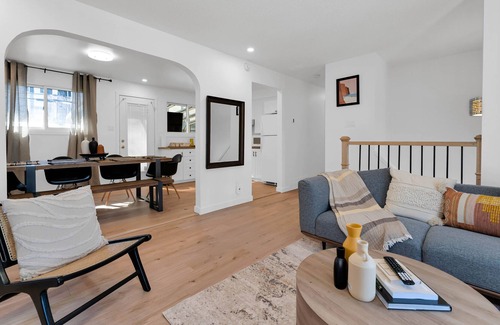 District des Promenades House | Spacious Private Room3 with 1 Queen Bed