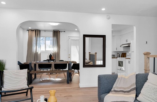 District des Promenades House | Spacious Private Room3 with 1 Queen Bed