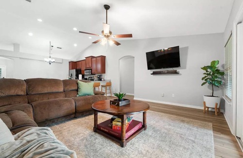 Lakeside House | Spacious, Quiet, & Clean Family Home