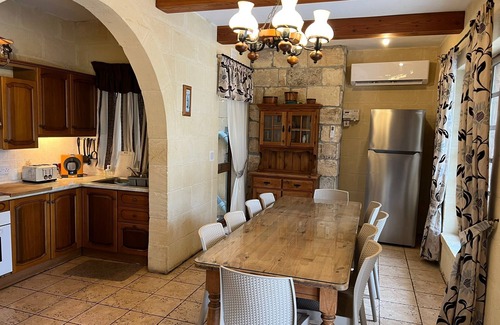 Xaghra Villa | Spacious Quiet Villa with 4 ensuite bathrooms and a hot Jacuzzi tub