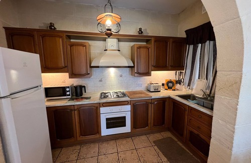 Xaghra Villa | Spacious Quiet Villa with 4 ensuite bathrooms and a hot Jacuzzi tub