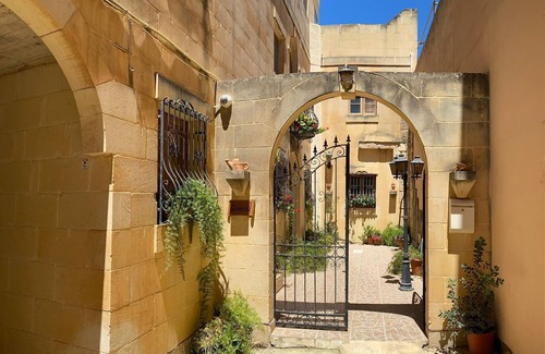 Xaghra Villa | Spacious Quiet Villa with 4 ensuite bathrooms and a hot Jacuzzi tub