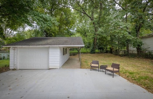 St. Charles Historic District House | Spacious Ranch, Walk to Main!