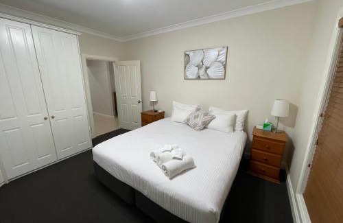 Central Mudgee Villa | Spacious resort style property with pool in Mudgee - Rest Easy Mudgee Villa