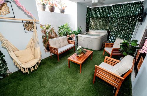 Bucana House | Spacious Retreat with Private Jacuzzi and Terrace