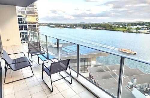 Hamilton Apartment | Spacious River View Escape with Free Secure Park - 2BR, 2BA and Sofa Bed