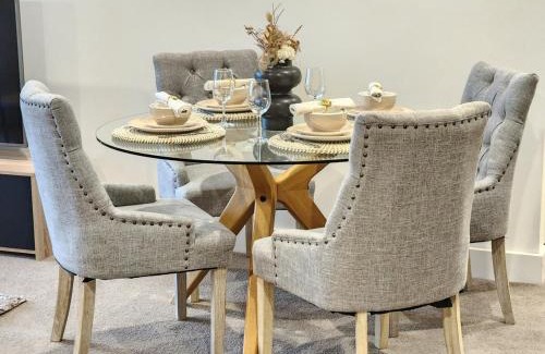 Hamilton Apartment | Spacious River View Escape with Free Secure Park - 2BR, 2BA and Sofa Bed