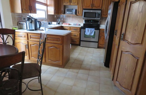 Bayview Woods - Steeles House | ★ Spacious Room 1♚Qn-Bed✚Shared Ensuite-Beryl