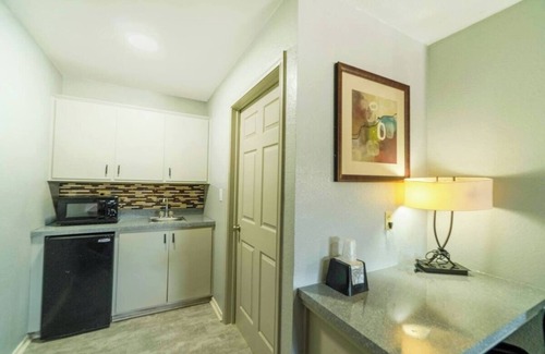 Killeen Hotel | Spacious Room w/Fridge, Microwave & Private Bath – Ideal for Family Road Trips