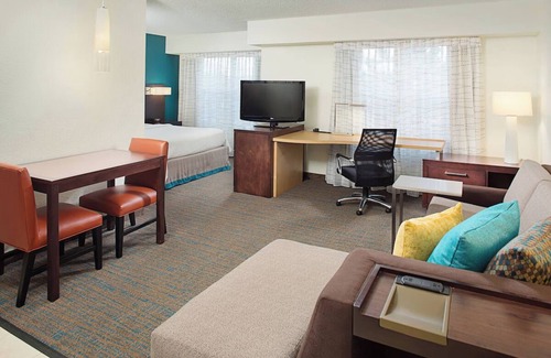 Rosemont Hotel | Spacious Room w/Kitchenette & Complimentary Breakfast | Free Airport Shuttle