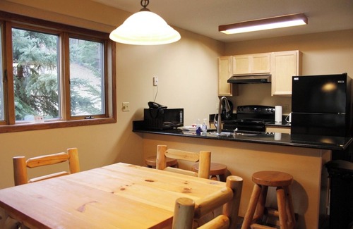 Iron Mountain Hotel | Spacious Room with On-site Dining and Indoor Pool - Ideal for Families