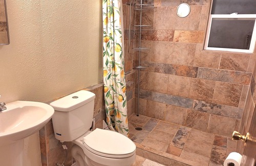 Lynnwood House | Spacious room with a private bathroom in a quiet house and a safe neighborhood