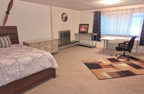 Lynnwood House | Spacious room with a private bathroom in a quiet house and a safe neighborhood