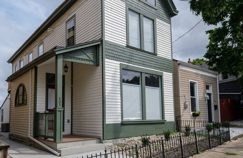 East Row Historic District House | Spacious Rowhouse - 5 Min to Cincy & Walkable!