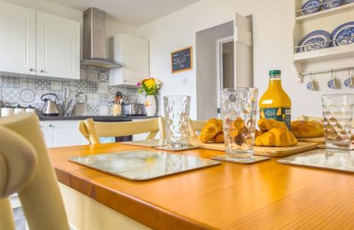 Kewstoke House | Spacious-Rustic Cottage-Dog Friendly-w log burner