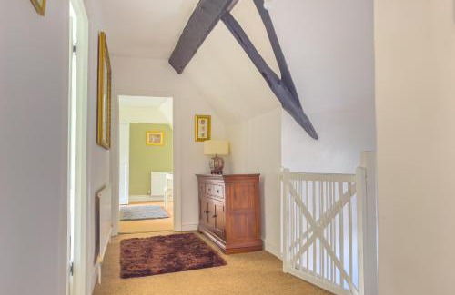 Kewstoke House | Spacious-Rustic Cottage-Dog Friendly-w log burner