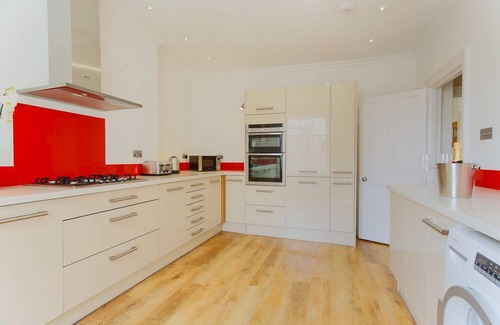 Hove Apartment | Spacious Sea View Maisonette (sleeps up to 12) by MyHolidayLet