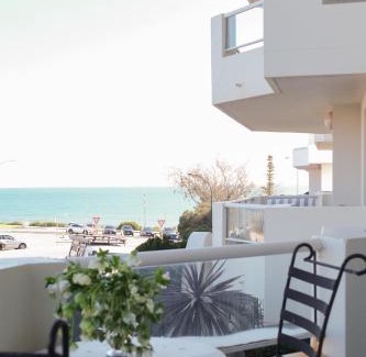 Cottesloe Apartment | Spacious, seaside pied-à-terre with stunning views, opposite Cott beach & cafes