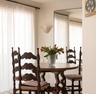 Cottesloe Apartment | Spacious, seaside pied-à-terre with stunning views, opposite Cott beach & cafes