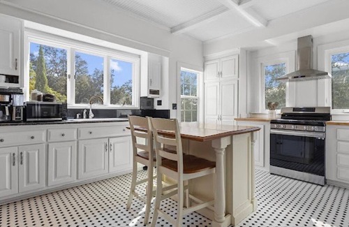 Pass Christian Condo | Spacious Seaside 5 bedroom 3.5 bath condo Across From Beach & Heart of Downtown