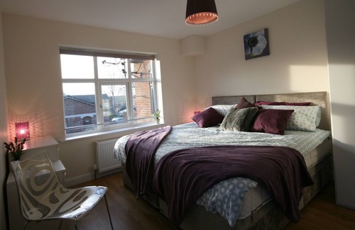 Aylesbury Apartment | SPACIOUS SERVICED APARTMENT 2 BEDROOMS & 2 BATHROOMS IN THE HEART OF AYLESBURY.