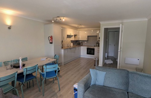 Praze-An-Beeble House | Spacious sleep-8 apartment on tranquil country estate with wooded views