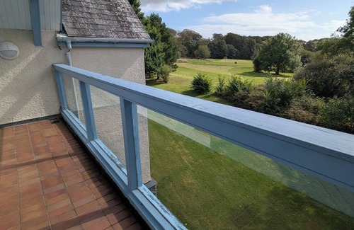 Praze-An-Beeble House | Spacious sleep-8 apartment on tranquil country estate with wooded views