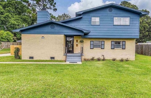 Brent House | Spacious Split Level Home near the Pensacola I-10 Highway
