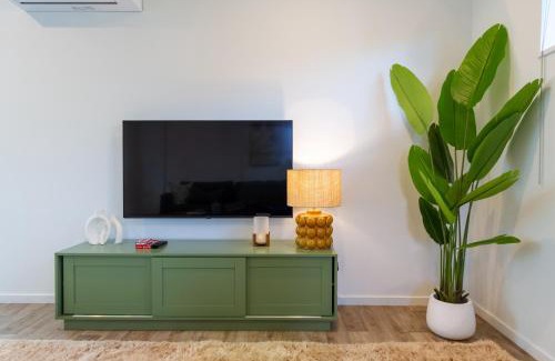 Christchurch Apartment | Spacious Stay near Avon River with Carpark