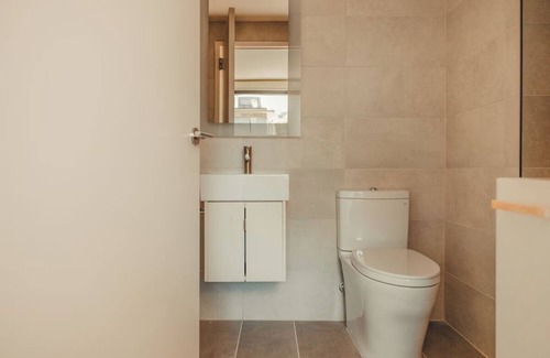 Old Fourth Ward Hotel | Spacious Stay Near Ponce City Market & Green Spaces—Walk to Trails & Shops