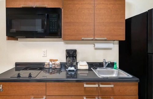 Kalispell Hotel | Spacious Stay w/Full Kitchen – Perfect Launch for Adventures in MT