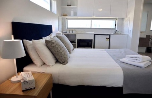 Birtinya Apartment | Spacious Studio Apt opp Hospital