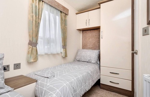 Great Houghton Cabin | Spacious Stunning Lakeside 3 bed Holiday Home