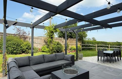 Cranbrook House | Spacious Stylish Modern House - Sleeps 14 6BR