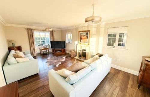 Cranbrook House | Spacious Stylish Modern House - Sleeps 14 6BR