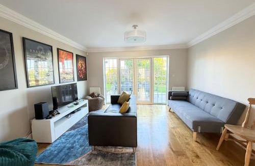 Cranbrook House | Spacious Stylish Modern House - Sleeps 14 6BR