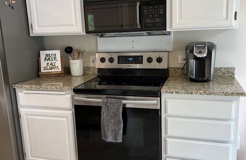 Harlow House | Spacious, Stylish, Quiet, Two Bedroom - Autzen/Oakway/Kid-Friendly