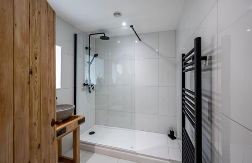 Kirriemuir House | Spacious & Stylish StoneHous Cottage