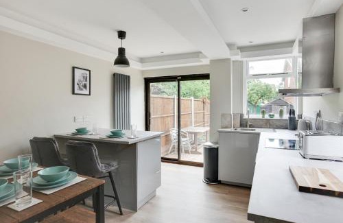 Chelmsford House | Spacious Three Bedroom House - Free Parking & Wifi