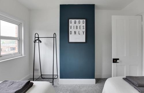 Chelmsford House | Spacious Three Bedroom House - Free Parking & Wifi