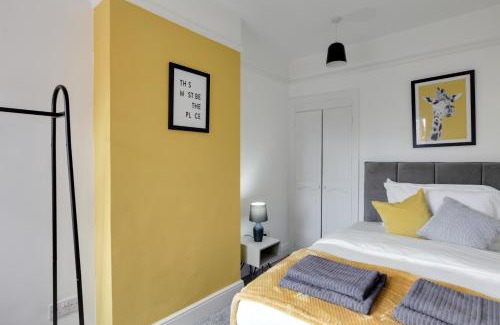 Chelmsford House | Spacious Three Bedroom House - Free Parking & Wifi