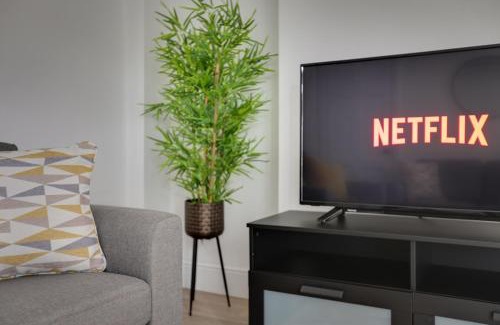 Chelmsford House | Spacious Three Bedroom House - Free Parking & Wifi