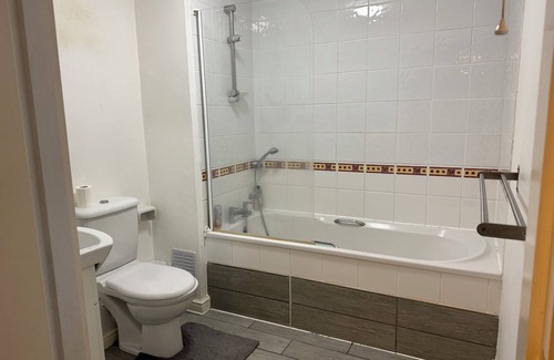 Tremorfa Apartment | Spacious tidy room in Cardiff