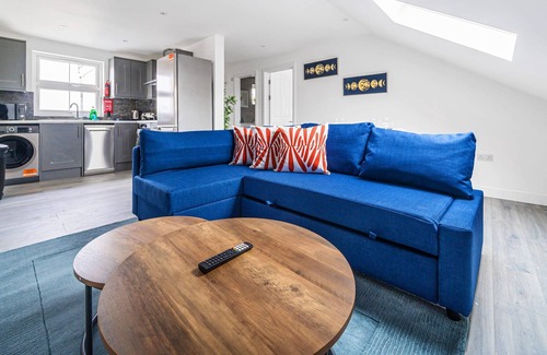 Rushmoor District Apartment | Spacious Town Centre Apt | Sleeps 4 | FREE WiFi