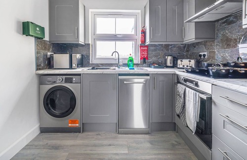 Rushmoor District Apartment | Spacious Town Centre Apt | Sleeps 4 | FREE WiFi