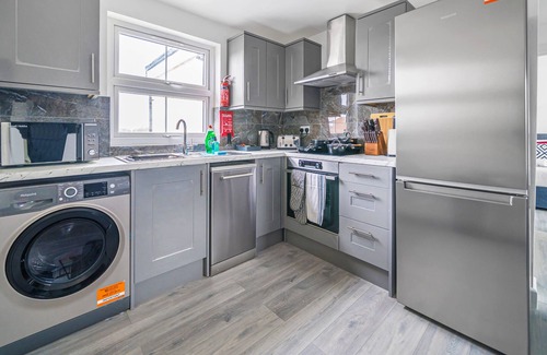 Rushmoor District Apartment | Spacious Town Centre Apt | Sleeps 4 | FREE WiFi