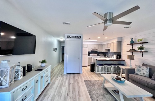 El Centro Beach House | Spacious Townhome with allocated parking spot, 3 min walk to the beach! Pool!